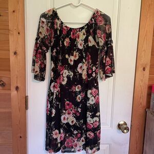 Potter’s Pot Womens dress size L
Black floral 
Bell sleeve
Shift